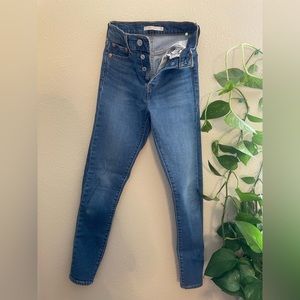Levi Skinny Wedgie Jean Like New Size 24!